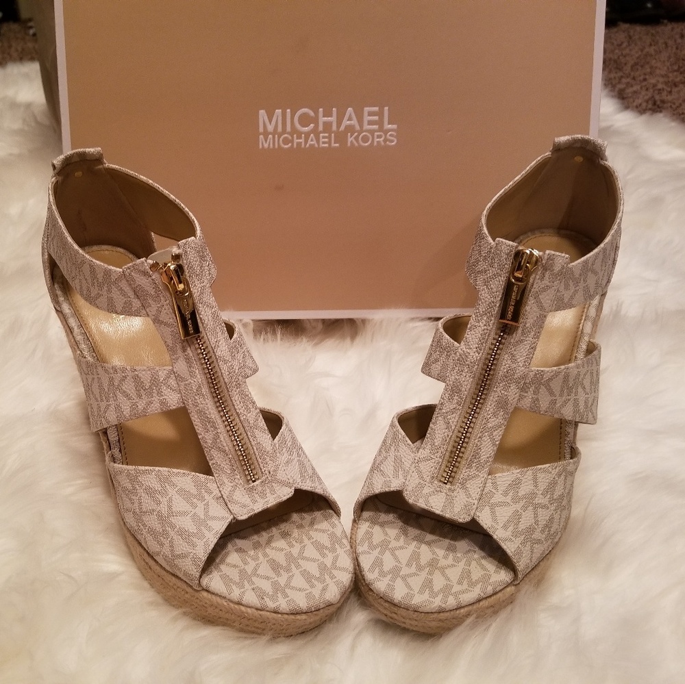 Michael Michael Kors
Damita Wedge
Vanilla
Size 8.5